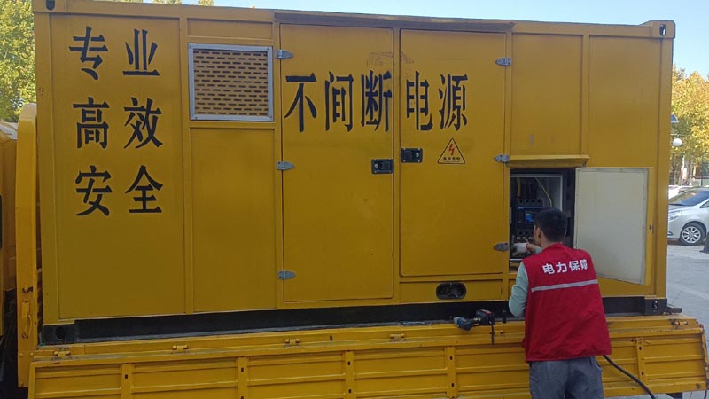 福绵柴油发电机组和UPS电源配合使用时，如何避免切换过程中的电力中断？